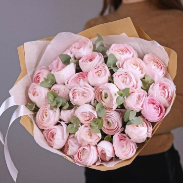 Букет нежных ранункулюсов с эвкалиптом