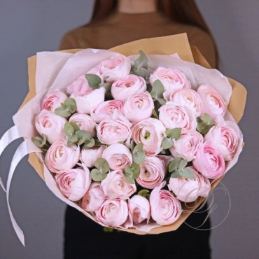 Букет розовых ранункулюсов