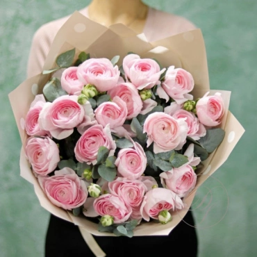 Букет розовых ранункулюсов