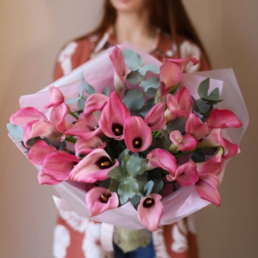 Розовые каллы с эвкалиптом