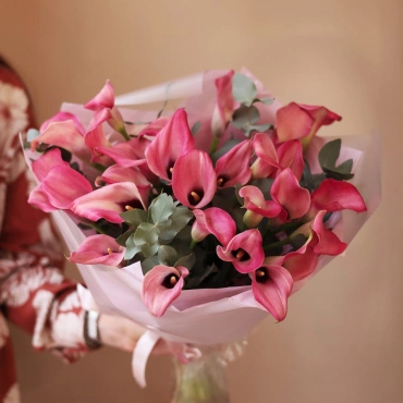 Розовые каллы с эвкалиптом