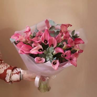 Розовые каллы с эвкалиптом