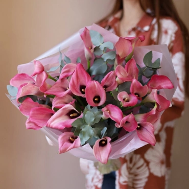 Розовые каллы с эвкалиптом