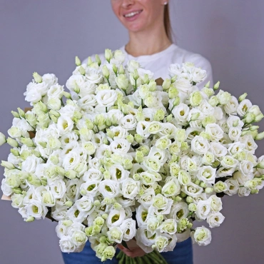 Большой букет белой эустомы