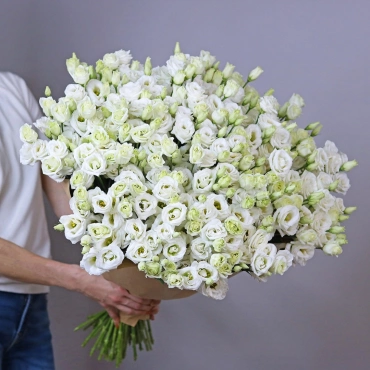 Большой букет белой эустомы