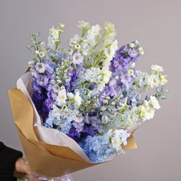 Букет сине-фиолетового дельфиниума