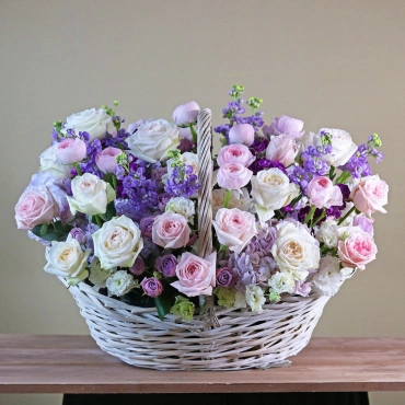 Корзина с лавандовыми и розовыми цветами