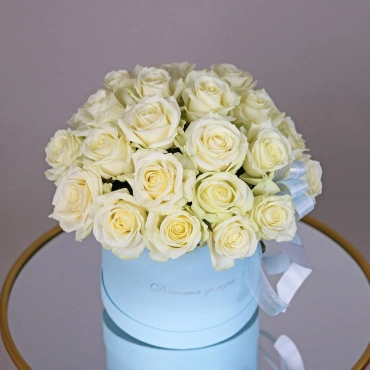 Белые розы в голубой коробочке