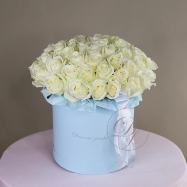 Белые розы в голубой коробочке
