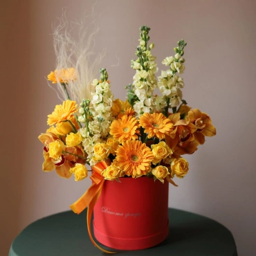 Желтая цветочная композиция
