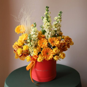 Желтая цветочная композиция