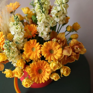 Желтая цветочная композиция