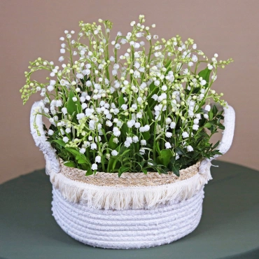 Вязанная корзинка с ландышами