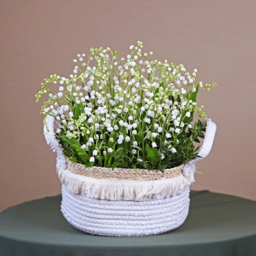 Вязанная корзинка с ландышами