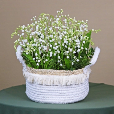 Вязанная корзинка с ландышами