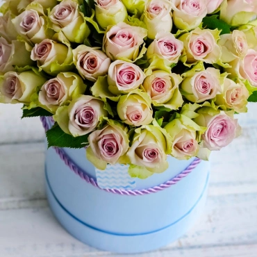 Лавандовая роза в голубой коробке