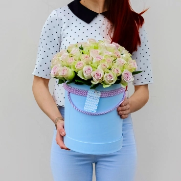 Лавандовая роза в голубой коробке