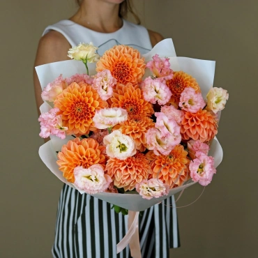 Георгины с эустомой