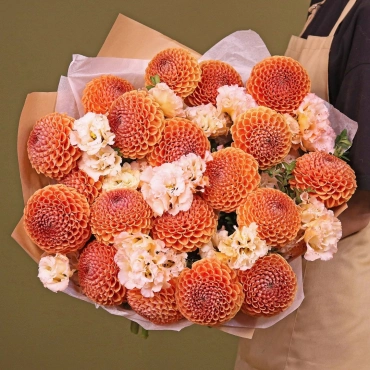 Георгины с эустомой