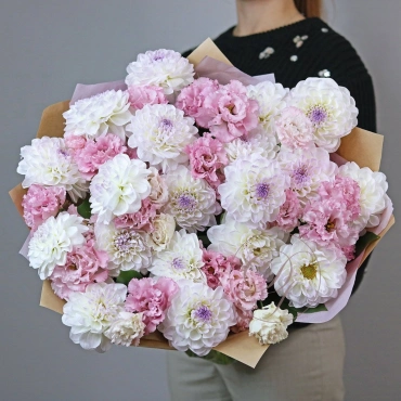 Георгины с розовой эустомой и эвкалиптом