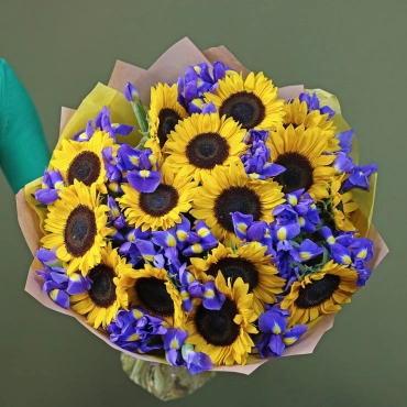 Подсолнухи и ирисы