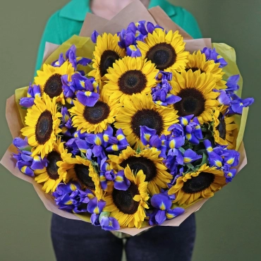 Подсолнухи и ирисы