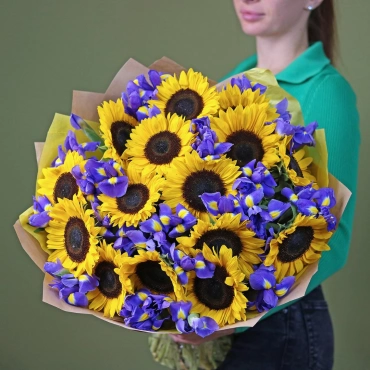 Подсолнухи и ирисы