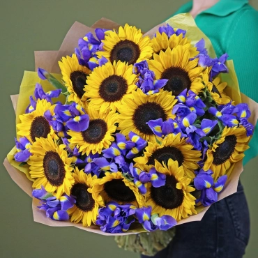 Подсолнухи и ирисы