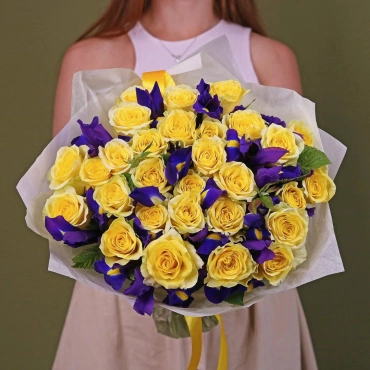 Желтые розы с ирисами