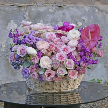 Яркая корзина с ранункулюсами и антуриумом