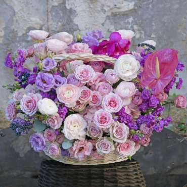 Яркая корзина с ранункулюсами и антуриумом