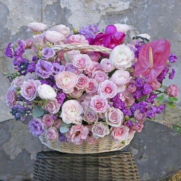 Яркая корзина с ранункулюсами и антуриумом