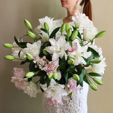 Махровые белые лилии