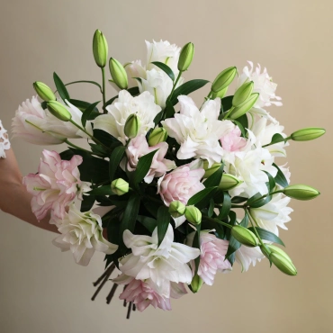 Махровые белые лилии