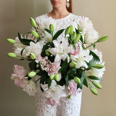 Махровые белые лилии