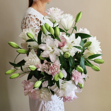 Махровые белые лилии