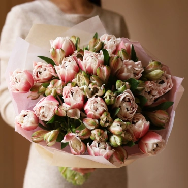 Букет с нежными тюльпанами и альстромерией