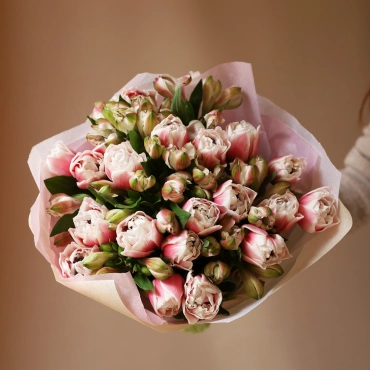 Букет с нежными тюльпанами и альстромерией
