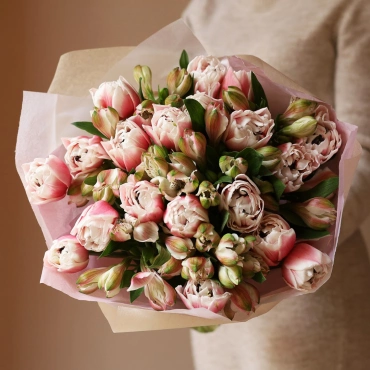 Букет с нежными тюльпанами и альстромерией