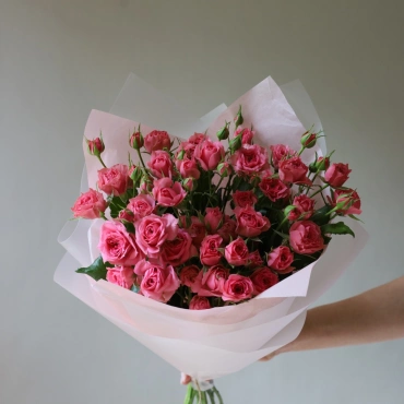 Букет ярких кустовых роз