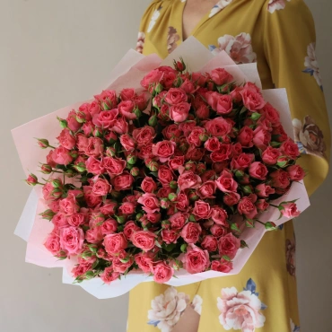 Букет ярких кустовых роз