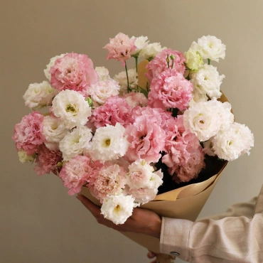 Пушистый букет эустомы