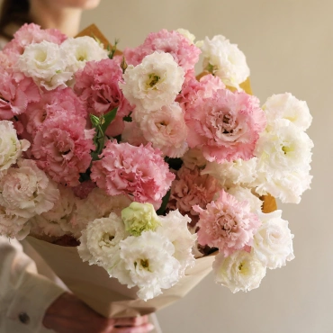 Пушистый букет эустомы