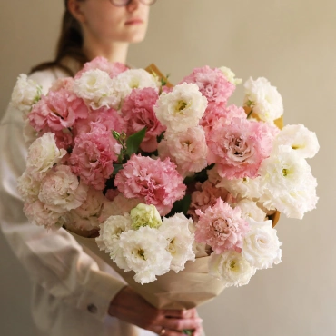 Пушистый букет эустомы