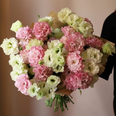 Разноцветный букет из эустомы