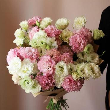 Разноцветный букет из эустомы