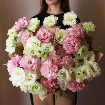 Разноцветный букет из эустомы