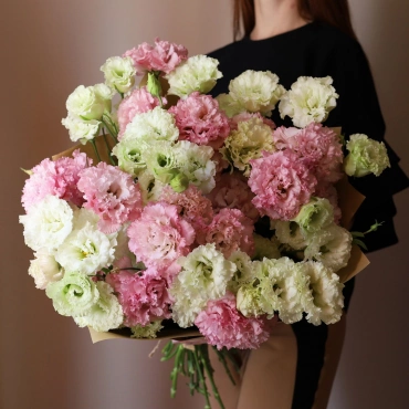 Разноцветный букет из эустомы