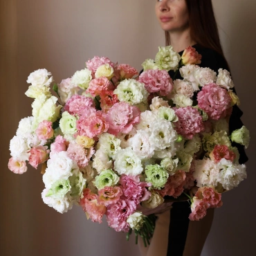 Большой букет разноцветной эустомы