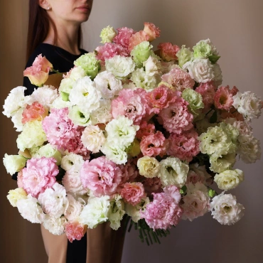 Большой букет разноцветной эустомы